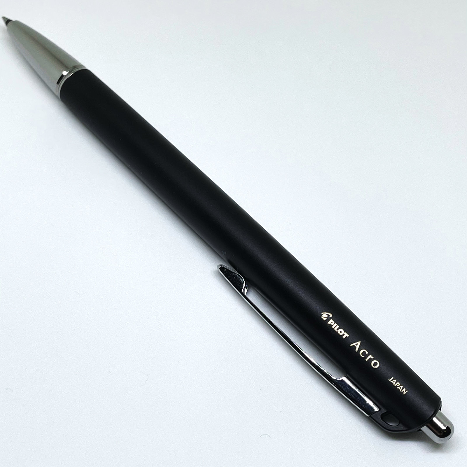 極上の質感でコンパクトな滑らか極細油性ボールペン、パイロット「アクロ500」0.3mm ブラックマット - sutero choice