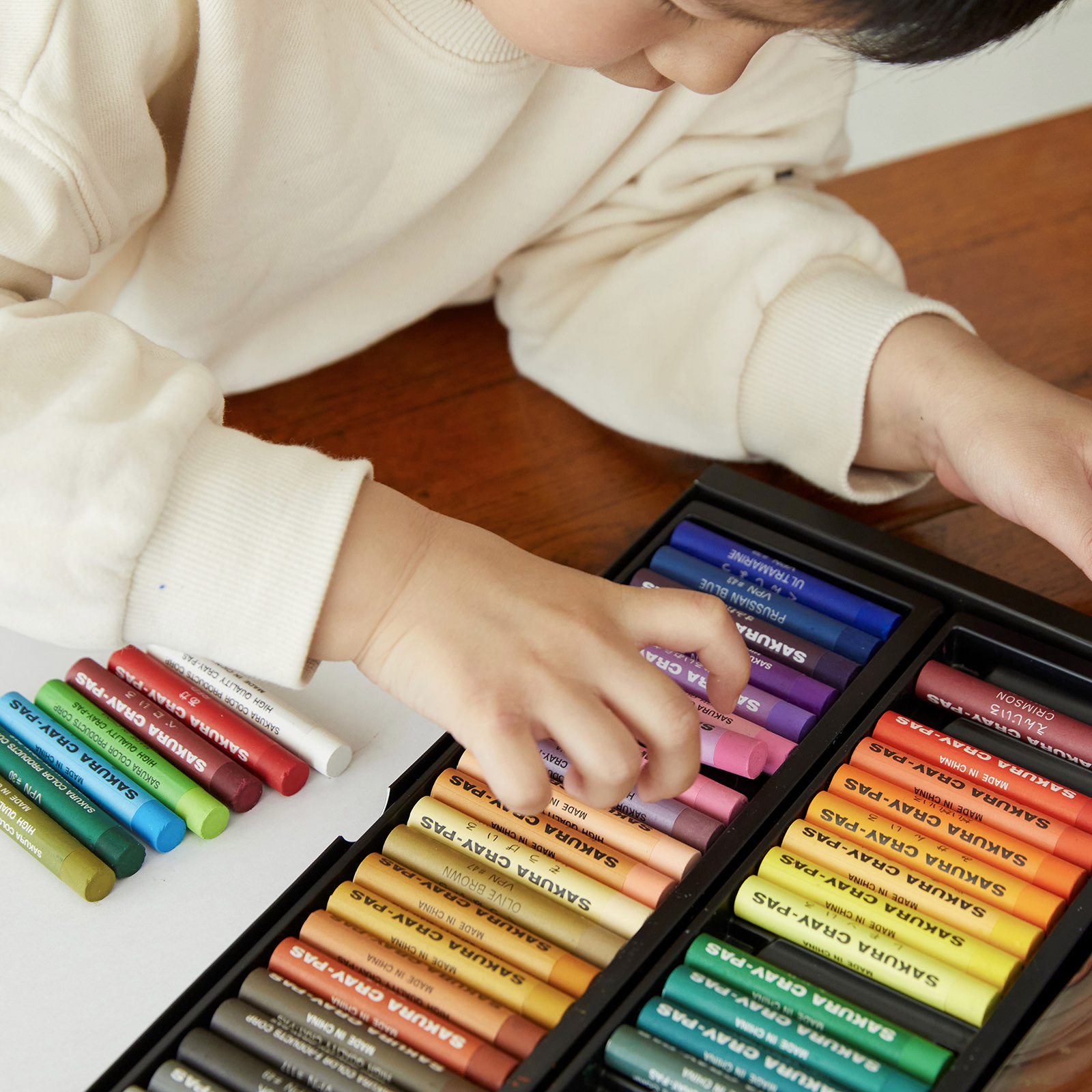 カラーバリエーションが豊富でお子さまの創造的表現力を養う贅沢なカラー展開
