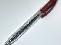 MILANのスタンダードな油性ボールペン「P1 1mm」レッド