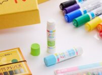 スティックのり2種「色が消えるタイプ」と「しっかり貼れるタイプ」