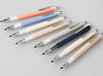 『アドバンス』左から：PIアーモンド、SLブルー、AMホワイト、ASローズ(0.3mm) CLクラウド、MIナイト、AMホワイト、ASローズ(0.5mm)