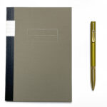2023年のペン＆ノート「伊東屋ノートブック B6 横罫」と「サクラクラフトラボ007」