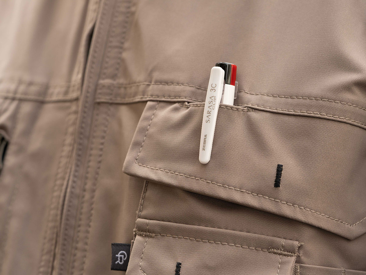 可動式バインダークリップなので、胸ポケットやノートに挟みやすく携帯しやすい