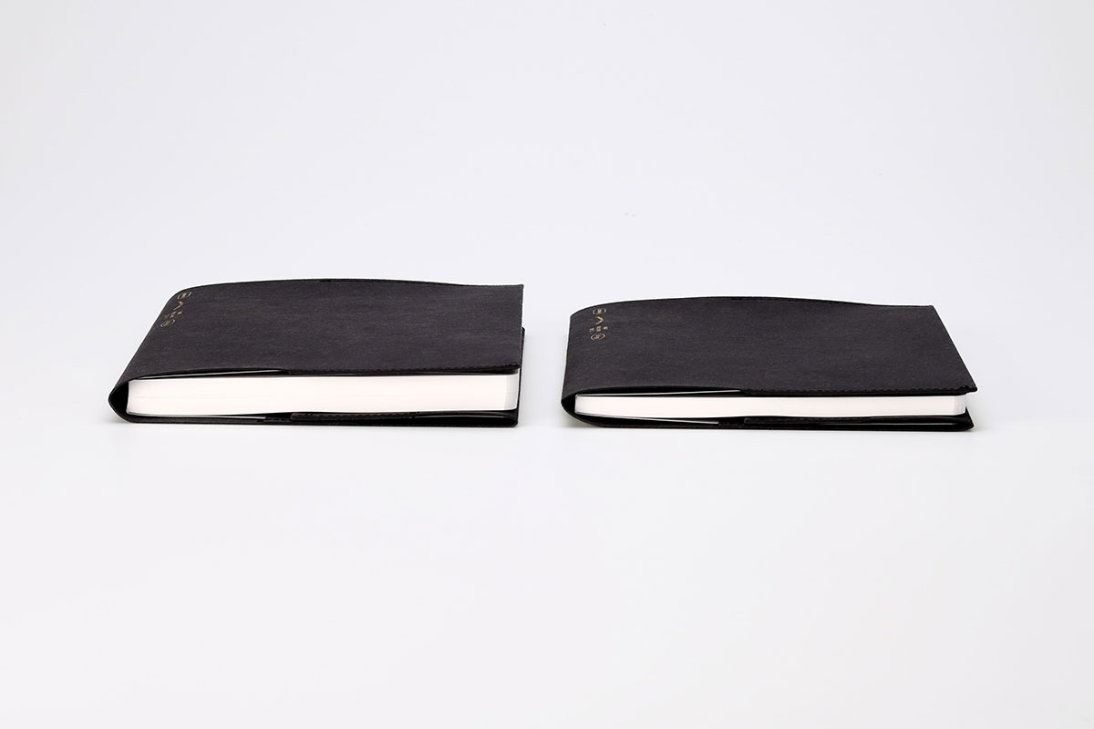 厚みの異なるノートにも装着可能（左：365デイズノートに装着したイメージ、右：1／2イヤーノートに装着したイメージ）
