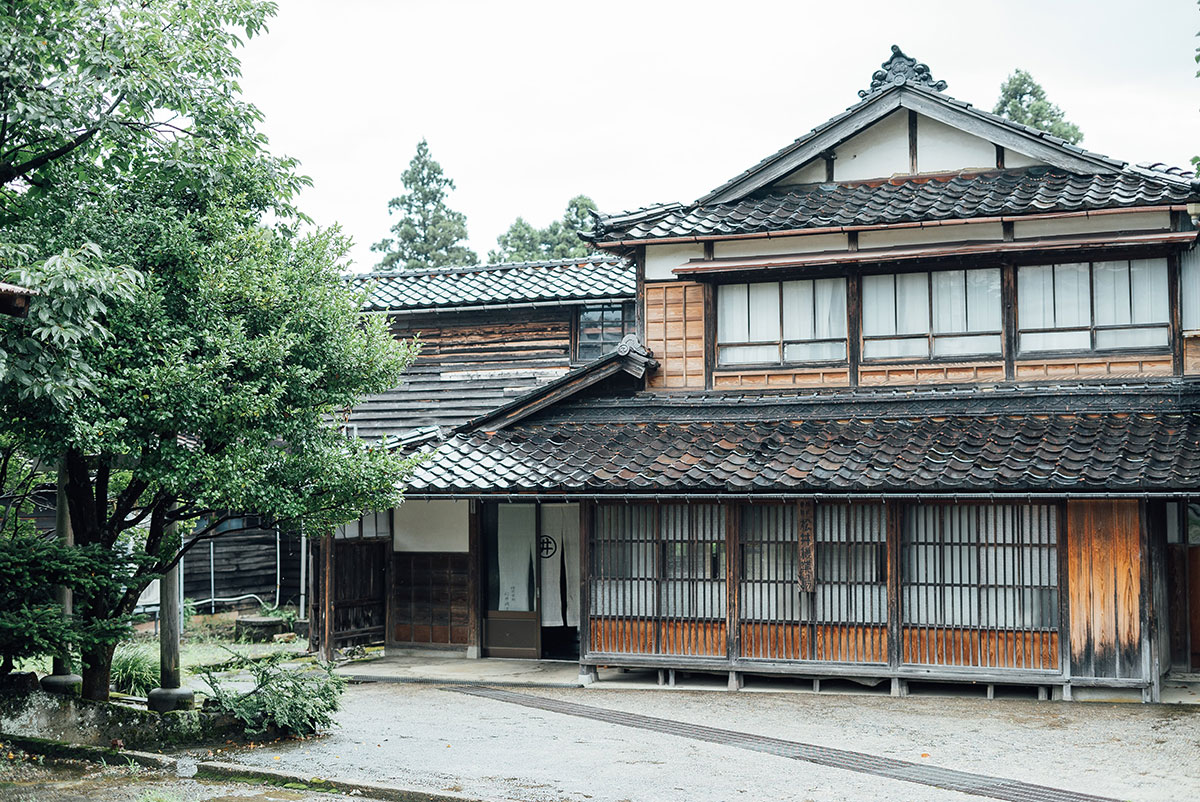 富山県南砺市城端にある松井機業の工場