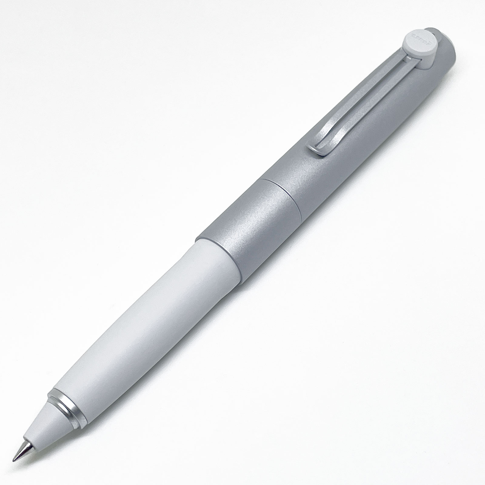 「uniball ZENTO」Signature model（シグニチャーモデル）キャップを降誕側にセット