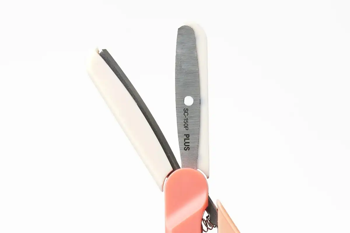ストレスフリーでパッと使えるキャップレス仕様