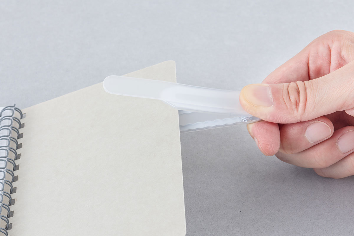 本の裏表紙となる部分にクリップを挟んで使用するので、読書中にしおりをなくす心配もなし