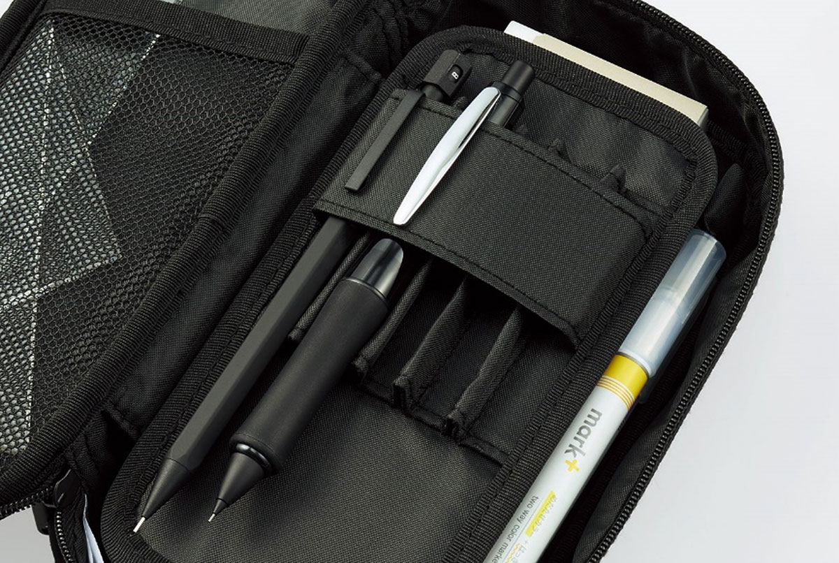 筆記具の太さを問わず抜き差ししやすい波型のペンホルダー