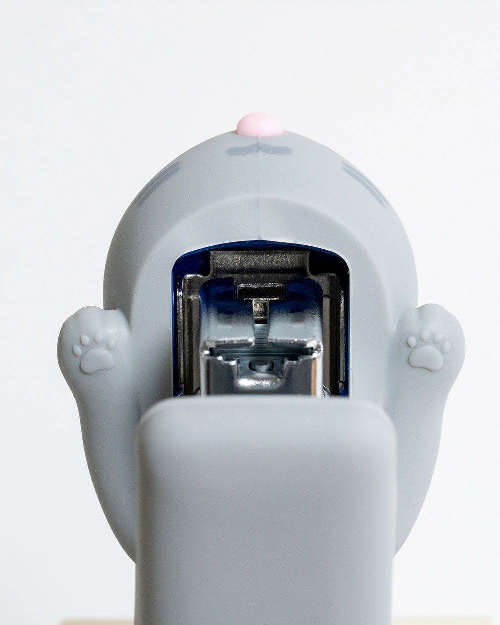 本体の前足には肉球がデザインされています