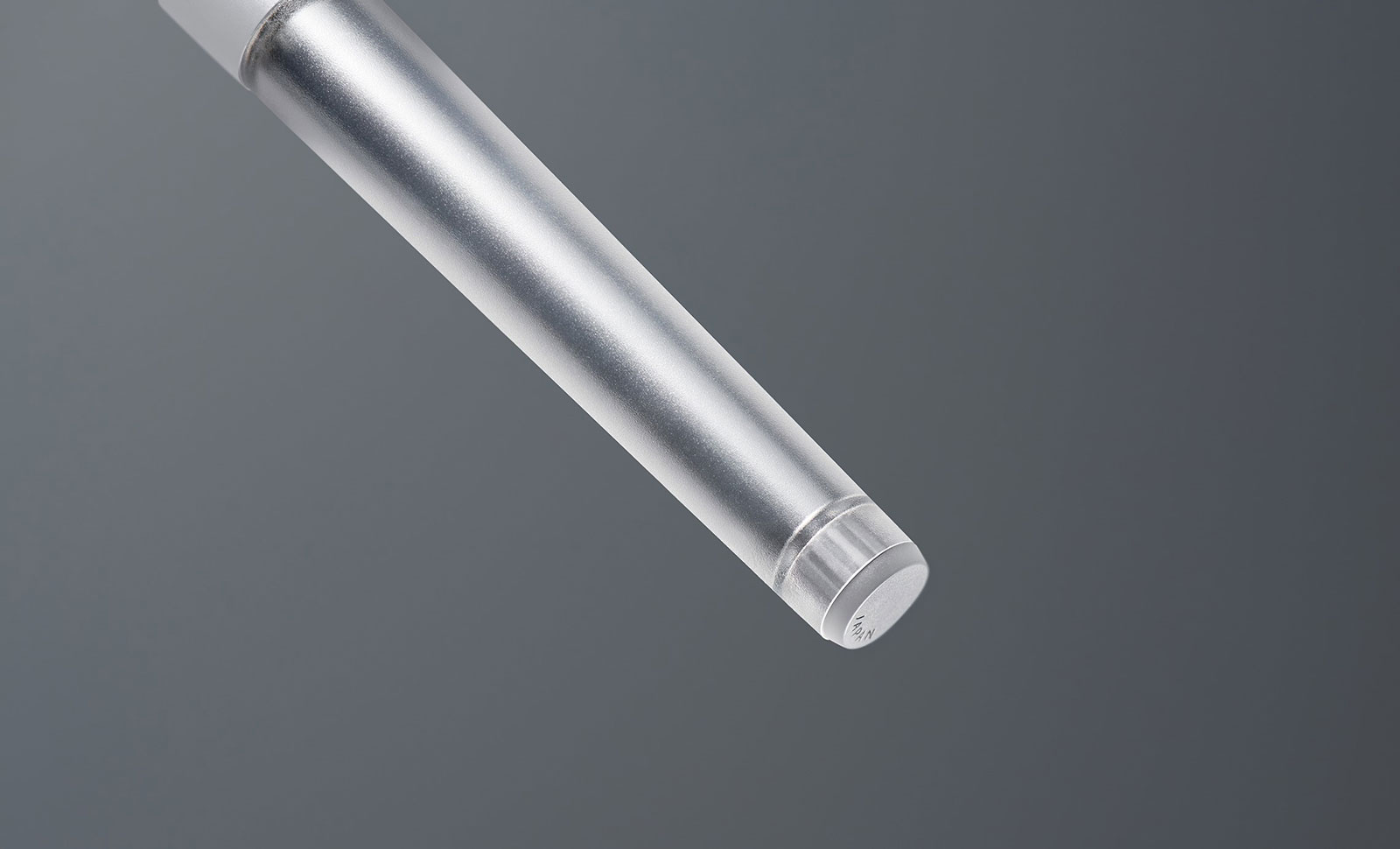 ボディは外軸と中軸の2重構造で、外軸はすりガラスのような半透明エンプラ、中軸は深みのある光沢を放つアルミ蒸着パイプ