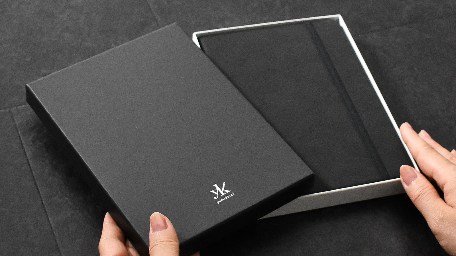 特注ギフト箱入り。開封体験までデザイン