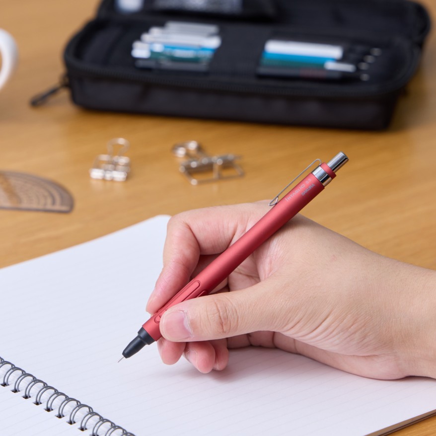 手にフィットする曲線的なボディと、手に当たりにくい短めのクリップ