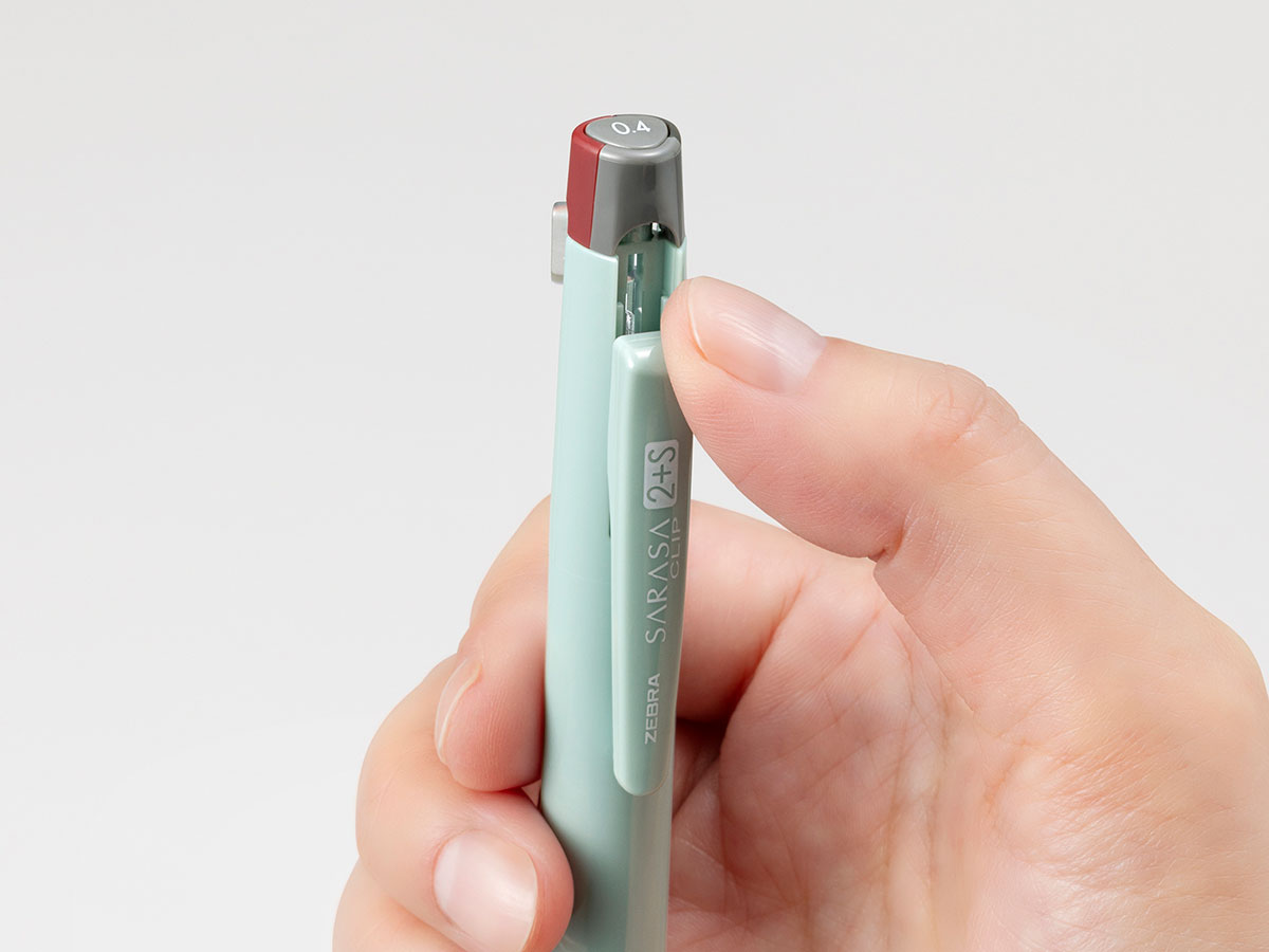 シャープ芯を出す際にノックしやすい形状