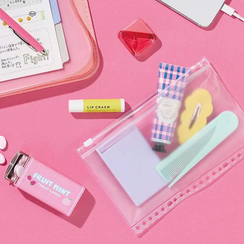 マルチケースは文具以外にリップや目薬など身の回りグッズを入れても◎