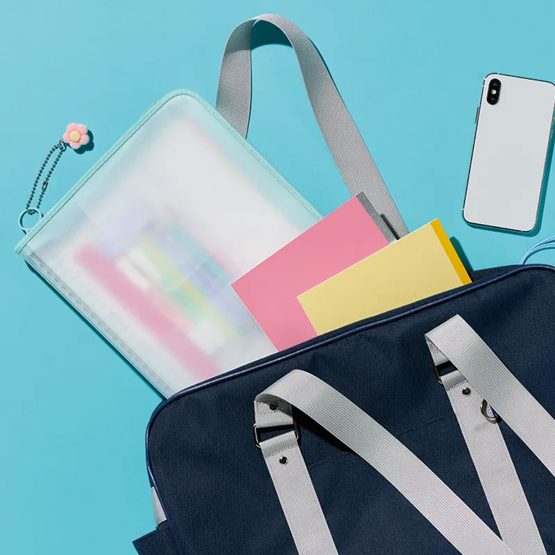 持ち物をジッパーの中にまとめれば、中身を落とさず汚さず、通学バックの整理にも！