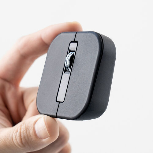 携帯性を極めた薄型・軽量デザイン