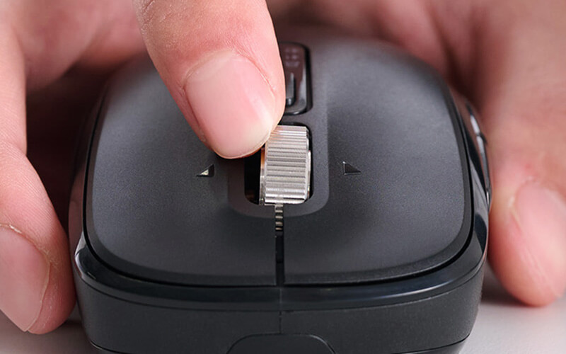 ホイールを傾けるだけで横スクロールを可能にするチルトホイールを搭載