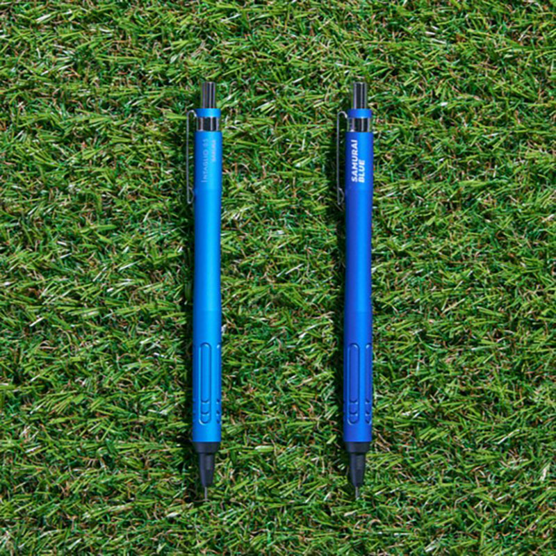 左：通常デザイン　/　右：インタリオ「SAMURAI BLUE」限定バージョン