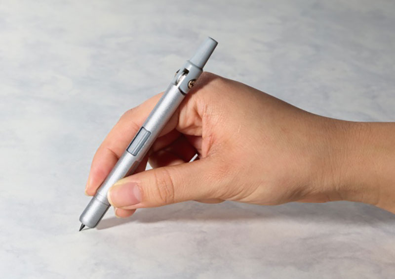針をしまい、芯だけ出した状態でペン（筆記具）としても使用可能