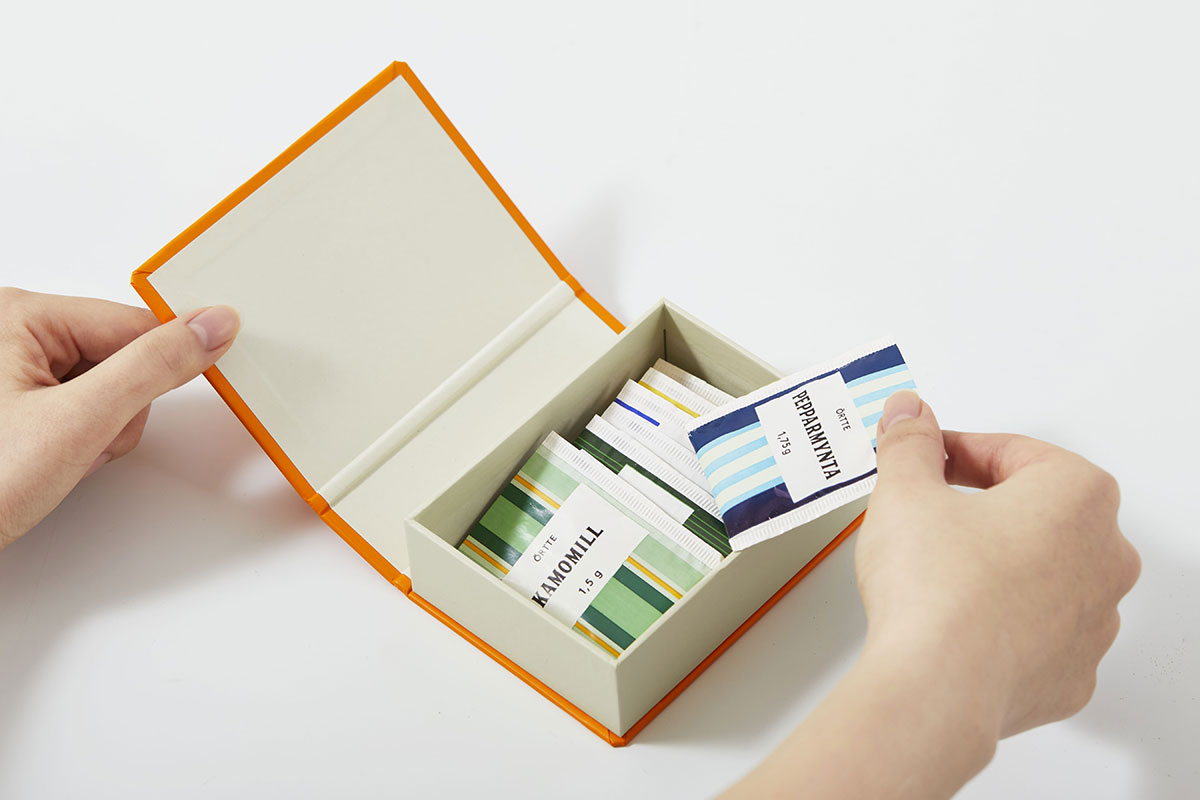 小物やカードなどを収納でき、蓋はマグネットでぴったりと閉じます