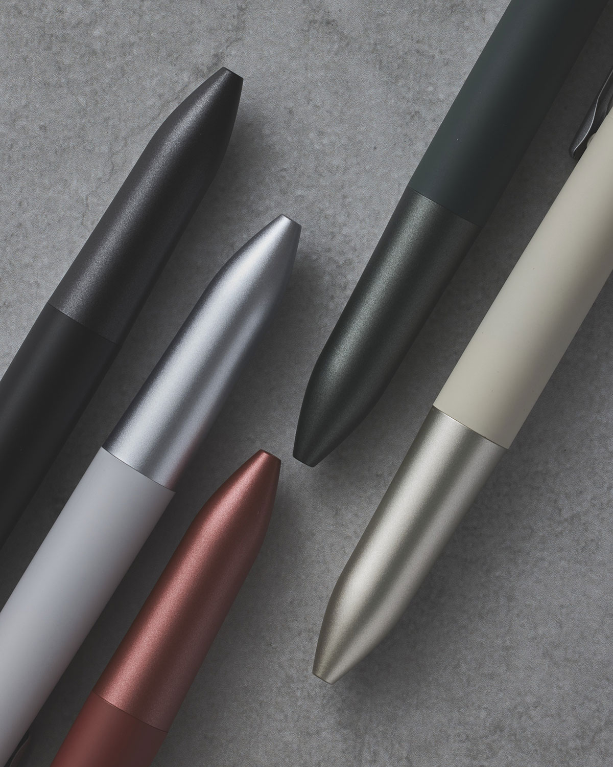 上質さと使いやすさを備えたアルミ削り出しのグリップ