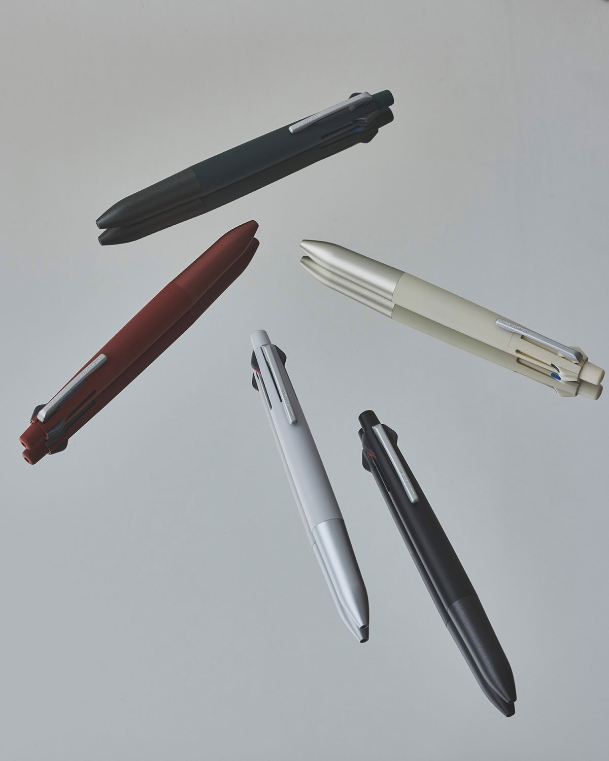 ボールペン4色とシャープを1本に搭載しマルチに使える機能とデザイン